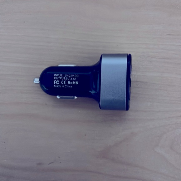 Loose Merkury brand car charger, input: 12 V – 24V DC output: 5V – 3.4A - Picture 2 of 4